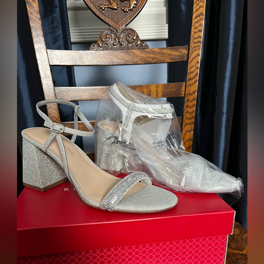 Kelly & Katie Bechela Silver Twinkle Glitter Sandals - New in Box